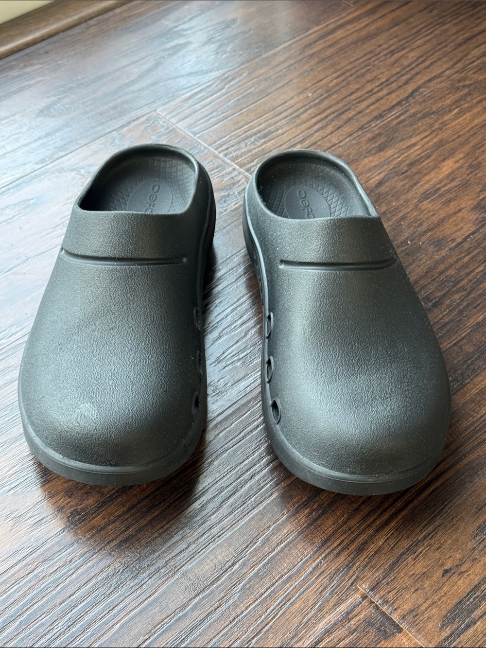 OOFOS Black Slip-On Women's Recovery Clogs
